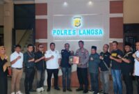 Ketua DPC GRANAT Kota Langsa, Islamsyah MTA, ST, didampingi Sekretaris DPC GRANAT, Dr. Banta Cut serta pengurus saat penyerahan piagam penghargaan kepada Kapolres Langsa, AKBP Mughi Prasetyo Habrianto dan Kasat Reserse Narkoba Polres Langsa, AKP Mulyadi di Mapolres Langsa, Rabu, 9 Juli 2025.
