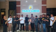 Ketua DPC GRANAT Kota Langsa, Islamsyah MTA, ST, didampingi Sekretaris DPC GRANAT, Dr. Banta Cut serta pengurus saat penyerahan piagam penghargaan kepada Kapolres Langsa, AKBP Mughi Prasetyo Habrianto dan Kasat Reserse Narkoba Polres Langsa, AKP Mulyadi di Mapolres Langsa, Rabu, 9 Juli 2025.