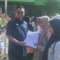 Walikota Langsa Jeffry Sentana S Putra SE saat memberikan seragam sekolah kepada salah seorang Siswi SMP Negeri I Langsa 
