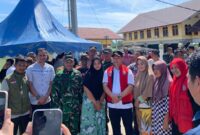 Bupati Aceh Utara saat memberikan bantuan masa panik kepada korban Angin kencang