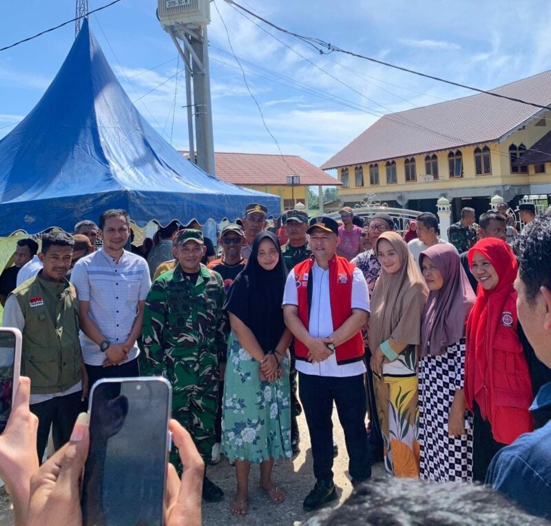 Bupati Aceh Utara saat memberikan bantuan masa panik kepada korban Angin kencang