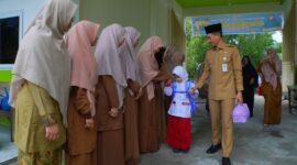 Bupati Aceh Barat Tarmizi saat mengantar putrinya hari pertama masuk sekolah 
