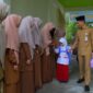 Bupati Aceh Barat Tarmizi saat mengantar putrinya hari pertama masuk sekolah 