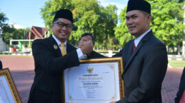 Wakil Wali Kota Langsa, Muhammad Haikal Alfisyahrin menerima piagam penghargaan dari Plt. Sekda Provinsi Aceh, M. Nasir