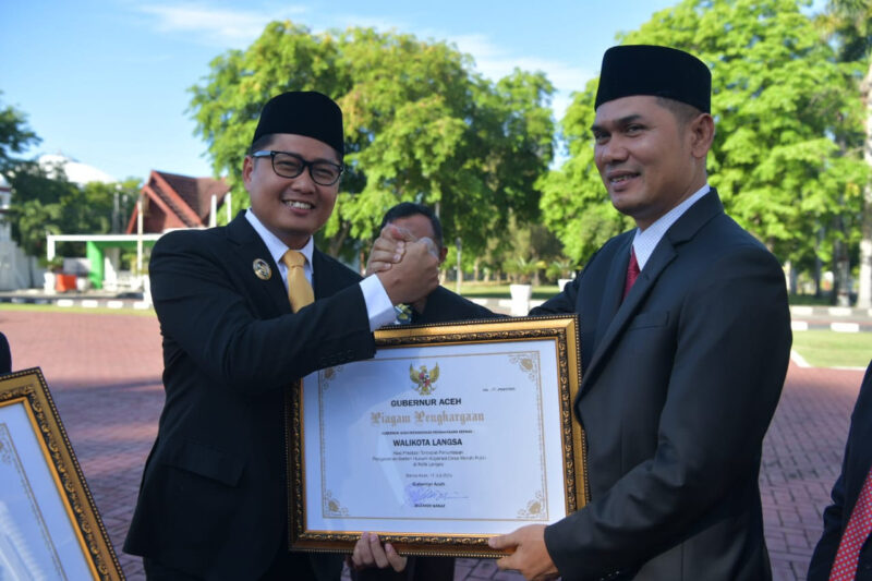 Wakil Wali Kota Langsa, Muhammad Haikal Alfisyahrin menerima piagam penghargaan dari Plt. Sekda Provinsi Aceh, M. Nasir