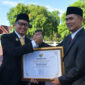 Wakil Wali Kota Langsa, Muhammad Haikal Alfisyahrin menerima piagam penghargaan dari Plt. Sekda Provinsi Aceh, M. Nasir