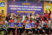Plt. Kepala Cabang Dinas (Kacabdin) Pendidikan Wilayah Langsa, Salamuddin, S.Pd.I, M.Pd.I saat berfoto bersama pelajar, pelatih dan guru usai menerima emot medali pada ajang O2SN jenjang SMA/SMK tingkat Provinsi Aceh, di Banda Aceh, Kamis, 17 Juli 2025. Foto/Ist.