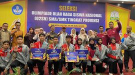 Plt. Kepala Cabang Dinas (Kacabdin) Pendidikan Wilayah Langsa, Salamuddin, S.Pd.I, M.Pd.I saat berfoto bersama pelajar, pelatih dan guru usai menerima emot medali pada ajang O2SN jenjang SMA/SMK tingkat Provinsi Aceh, di Banda Aceh, Kamis, 17 Juli 2025. Foto/Ist.
