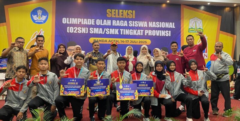 Plt. Kepala Cabang Dinas (Kacabdin) Pendidikan Wilayah Langsa, Salamuddin, S.Pd.I, M.Pd.I saat berfoto bersama pelajar, pelatih dan guru usai menerima emot medali pada ajang O2SN jenjang SMA/SMK tingkat Provinsi Aceh, di Banda Aceh, Kamis, 17 Juli 2025. Foto/Ist.