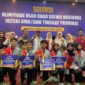 Plt. Kepala Cabang Dinas (Kacabdin) Pendidikan Wilayah Langsa, Salamuddin, S.Pd.I, M.Pd.I saat berfoto bersama pelajar, pelatih dan guru usai menerima emot medali pada ajang O2SN jenjang SMA/SMK tingkat Provinsi Aceh, di Banda Aceh, Kamis, 17 Juli 2025. Foto/Ist.