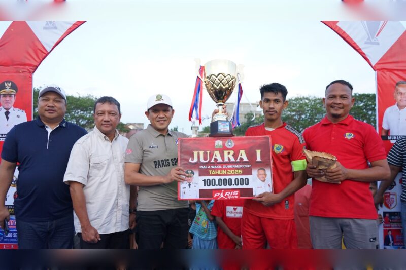 Wakil Gubernur Aceh, Fadhlullah, menyerahkan langsung Piala Wagub Aceh Cup 2025 di Lapangan Bola Kecamatan Mutiara, Kabupaten Pidie, Jumat, 18 Juli 2025. Dok. Ist media center.