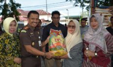 HUT Kejaksaan RI ke – 80 dan Ikatan Adhyaksa Dharmakarini ke – 25, Kejari Bersama Pemko Langsa Gelar Pasar Murah