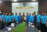 Walikota Langsa Jeffry Sentana S Putra saat menerima penghargaan dari Ketua KNPI Langsa Dr Rizki Maulana  penobatan Tokoh Peduli Pendidikan.
