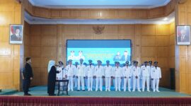 Plt. Sekretaris Daerah (Sekda) Kota Langsa, Dra Suhartini MPd, saat melantik 23 dan kukuhkan 17 Penjabat (Pj) Geuchik se-Kota Langsa, di Aula Cakra Donya Langsa, Kamis, 24 Juli 2025. 