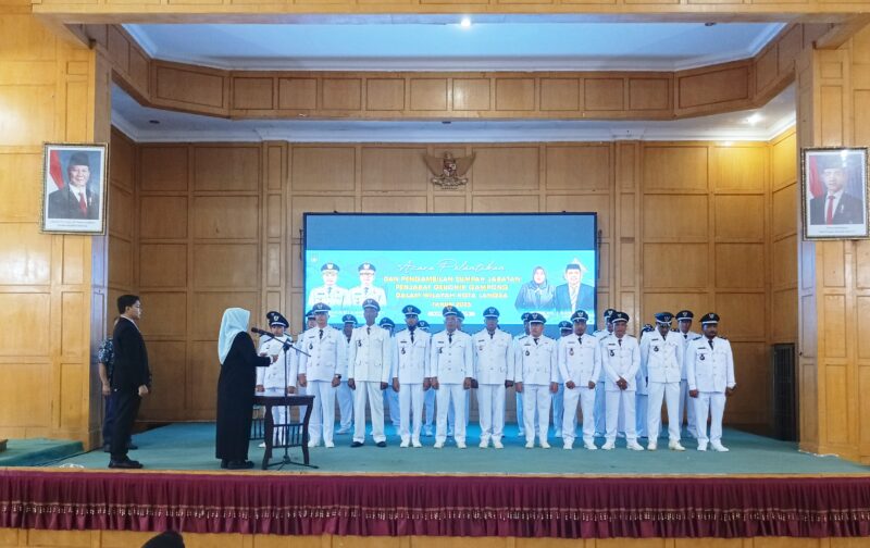 Plt. Sekretaris Daerah (Sekda) Kota Langsa, Dra Suhartini MPd, saat melantik 23 dan kukuhkan 17 Penjabat (Pj) Geuchik se-Kota Langsa, di Aula Cakra Donya Langsa, Kamis, 24 Juli 2025.
