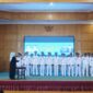 Plt. Sekretaris Daerah (Sekda) Kota Langsa, Dra Suhartini MPd, saat melantik 23 dan kukuhkan 17 Penjabat (Pj) Geuchik se-Kota Langsa, di Aula Cakra Donya Langsa, Kamis, 24 Juli 2025. 