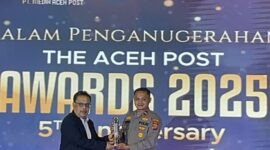 Owner Aceh Post dan juga Ketua PWI Aceh Nasir Nurdin memberikan penghargaan kepada Kapolsek Paya Bakong Aceh Utara, IPDA Irvan SH.