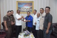 Kajati Aceh, Yudi Triadi,S.H.,M.H menyerahkan cinderamata untuk Ketua PWI Aceh, Nasir Nurdin pada silaturahmi Pengurus PWI Aceh dengan Kajati di ruang kerja Kajati Aceh, Selasa, 29 Juli 2025.(Foto Penkum Kejati Aceh)
