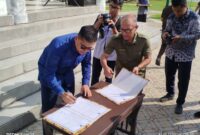 Walikota Langsa, Jeffry Sentana S Putra SE menandatangani berita acara penyerahan SK PPPK  di depan tribun lapangan Merdeka Langsa.