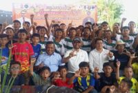 Anggota Komisi III DPR RI Fraksi PKS Dr.Nasir Djamil MSi foto bersama para pengurus dan anak didik SSB Elang Biru Kota Langsa