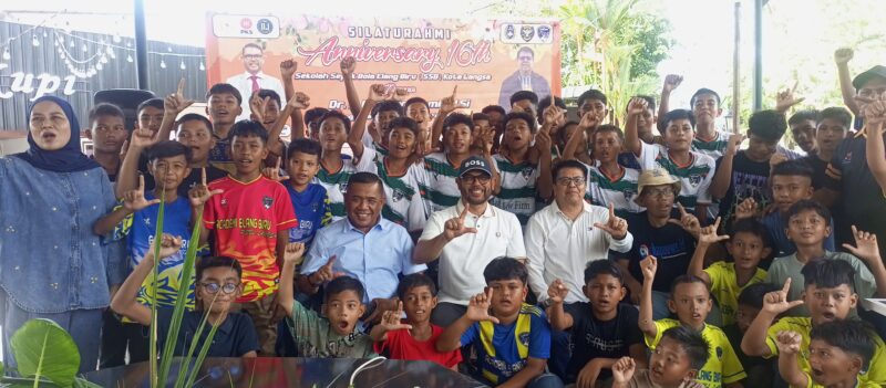 Anggota Komisi III DPR RI Fraksi PKS Dr.Nasir Djamil MSi foto bersama para pengurus dan anak didik SSB Elang Biru Kota Langsa