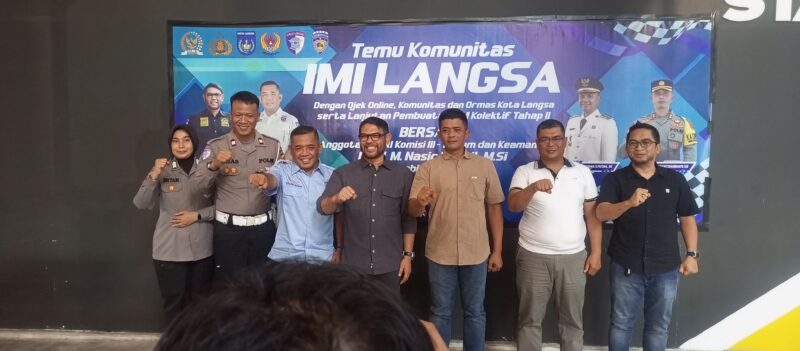 Pembina IMI Aceh Dr.H.M.Nasir Djamil M.Si,  Ketua IMI Langsa Dalem Syukri, ST, Kapolres Langsa AKBP Mughi Prasetyo Habrianto SIK dan Kasat Lantas Polres Langsa AKP Hadriman dan Kadispora Langsa Aulia Sahputra serta anggota Satlantas foto bersama.