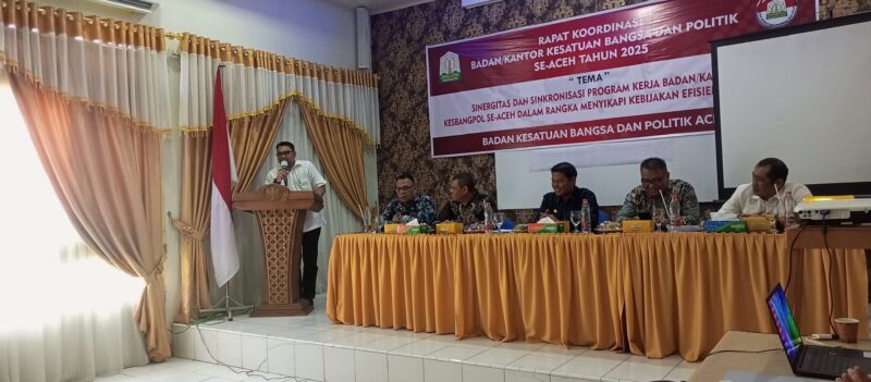 Kaban Kesbangpol Aceh Dedi Yuswadi AP (di podium) saat memberikan arahan sekaligus pembukaan rapat koordinasi 