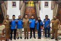 Ketua Umum PSBL H.Hasan Basri SH MH, Sekretaris Umum PSBL Ray Iskandar SE bersama Pengurus lainnya lakukan audiensi dengan Walikota Langsa Jeffry Sentana S Putra SE di Pendopo setempat, Senin (7/7/25). Foto: ist