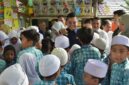 Walikota Langsa Jeffry Sentana S Putra SE saat membagikan seragam gratis kepada pelajar SMP Negeri I Langsa 