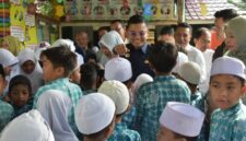 Walikota Langsa Jeffry Sentana S Putra SE saat membagikan seragam gratis kepada pelajar SMP Negeri I Langsa 