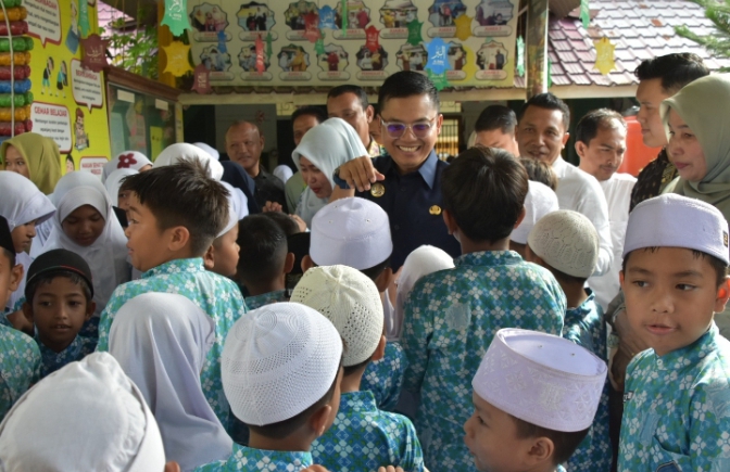 Walikota Langsa Jeffry Sentana S Putra SE saat membagikan seragam gratis kepada pelajar SMP Negeri I Langsa 
