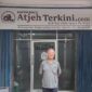 T. Komaki, mantan jurnalis asal Jepang, bersilaturahmi ke kantor berita Atjeh Terkini di Jalan Kasturi, Gampong Keuramat, Kuta Alam, Banda Aceh, Minggu, 28 Juli 2025.