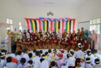 Pada hari kedua Masa Pengenalan Lingkungan Sekolah (MPLS) Bunda PAUD Aceh, Marlina Muzakir, didampingi Bunda PAUD Aceh Besar, Hj. Rita Mayasari, mengunjungi Sekolah Dasar Negeri (SDN) Gampong Lhok Semelu, Kecamatan Blang Bintang, Aceh Besar, Selasa, 15 Juli 2025