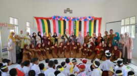 Pada hari kedua Masa Pengenalan Lingkungan Sekolah (MPLS) Bunda PAUD Aceh, Marlina Muzakir, didampingi Bunda PAUD Aceh Besar, Hj. Rita Mayasari, mengunjungi Sekolah Dasar Negeri (SDN) Gampong Lhok Semelu, Kecamatan Blang Bintang, Aceh Besar, Selasa, 15 Juli 2025