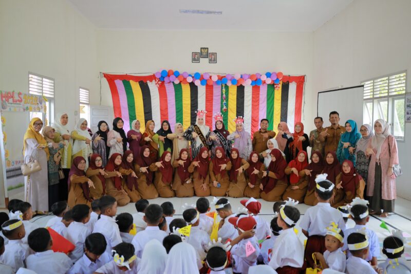 Pada hari kedua Masa Pengenalan Lingkungan Sekolah (MPLS) Bunda PAUD Aceh, Marlina Muzakir, didampingi Bunda PAUD Aceh Besar, Hj. Rita Mayasari, mengunjungi Sekolah Dasar Negeri (SDN) Gampong Lhok Semelu, Kecamatan Blang Bintang, Aceh Besar, Selasa, 15 Juli 2025