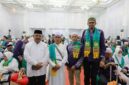 Kadis Syariat Islam Aceh Besar Rusdi SSos MSi, bersalaman dengan jamaah haji yang baru tiba di Aceh, di Aula Jeddah Asrama Haji, Jeulingke, Banda Aceh, Selasa (8/7/2025) malam.