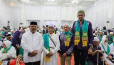 Kadis Syariat Islam Aceh Besar Rusdi SSos MSi, bersalaman dengan jamaah haji yang baru tiba di Aceh, di Aula Jeddah Asrama Haji, Jeulingke, Banda Aceh, Selasa (8/7/2025) malam.