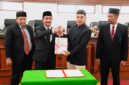 Pemerintah Kabupaten Aceh Besar melalui Wakil Bupati Drs. Syukri A Jalil menyerahkan Rancangan Qanun Kabupaten Aceh Besar tentang Pertanggungjawaban Pelaksanaan Anggaran Pendapatan dan Belanja Kabupaten (APBK) Aceh Besar Tahun Anggaran 2024.senin 07/07/2025.