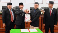 Pemerintah Kabupaten Aceh Besar melalui Wakil Bupati Drs. Syukri A Jalil menyerahkan Rancangan Qanun Kabupaten Aceh Besar tentang Pertanggungjawaban Pelaksanaan Anggaran Pendapatan dan Belanja Kabupaten (APBK) Aceh Besar Tahun Anggaran 2024.senin 07/07/2025.