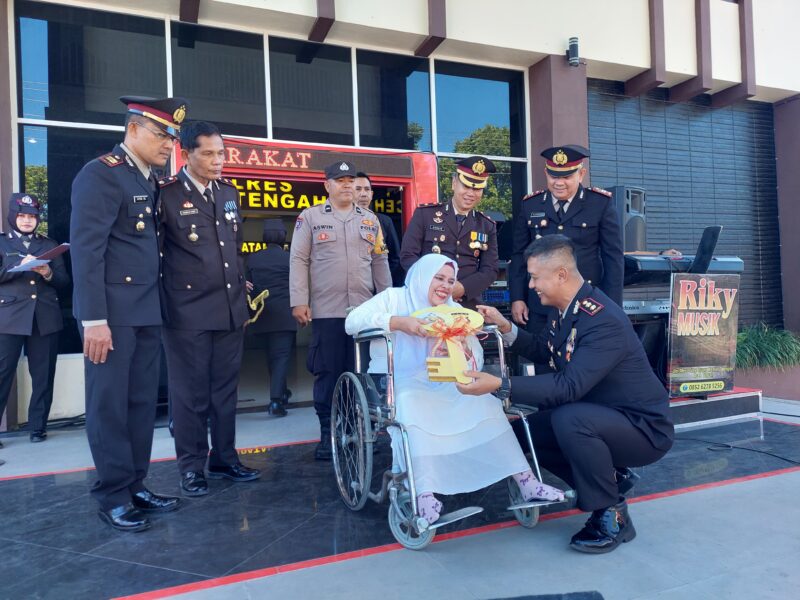 Hari Bhayangkara ke-79 menjadi momen yang tak terlupakan bagi Rosmaini (42), seorang ibu tunggal penyandang disabilitas asal Pepayungen Angkup, Kecamatan Silih Nara, Kabupaten Aceh Tengah. Hari Bhayangkara ke-79 menjadi momen yang tak terlupakan bagi Rosmaini (42), seorang ibu tunggal penyandang disabilitas asal Pepayungen Angkup, Kecamatan Silih Nara, Kabupaten Aceh Tengah.