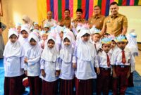 Wakil Bupati Aceh Besar Drs H Syukri A Jalil fhoto bersama murid saat tiba di SDN Blang Bintang, Gampong Cot Mon Raya, Kecamatan Blang Bintang, Aceh Besar, Senin (14/07/2025).