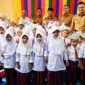 Wakil Bupati Aceh Besar Drs H Syukri A Jalil fhoto bersama murid saat tiba di SDN Blang Bintang, Gampong Cot Mon Raya, Kecamatan Blang Bintang, Aceh Besar, Senin (14/07/2025).