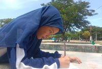 Salah seorang Sisiwi Madrasah Ibtidaiyah Negeri (MIN) 27 Aceh Besar, Ingin Jaya, Aceh Besar, tampak serius menulis.Kamis 21/08/2025. foto MC