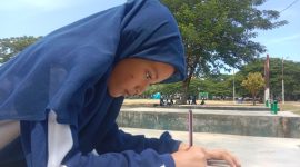 Salah seorang Sisiwi Madrasah Ibtidaiyah Negeri (MIN) 27 Aceh Besar, Ingin Jaya, Aceh Besar, tampak serius menulis.Kamis 21/08/2025. foto MC