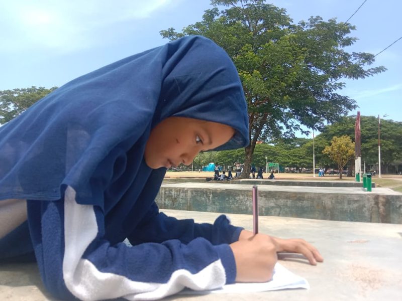 Salah seorang Sisiwi Madrasah Ibtidaiyah Negeri (MIN) 27 Aceh Besar, Ingin Jaya, Aceh Besar, tampak serius menulis.Kamis 21/08/2025. foto MC