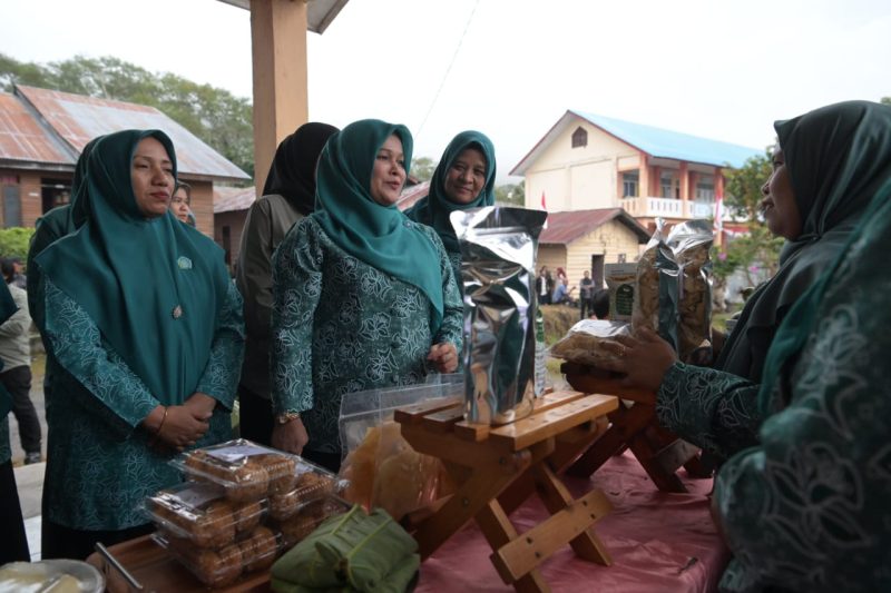 Ketua Staf Ahli TP-PKK Aceh, Ny. Mukarramah Fadhlullah, melaksanakan kunjungan kerja ke Kabupaten Bener Meriah dan Aceh Tengah pada hari Jumat, 8 Agustus 2025.