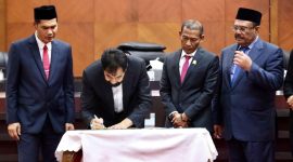 Penandatangan persetujuan antara Pimpinan DPRA dan Gubernur Aceh, Muzakir Manaf, yang disaksikan oleh Sekretaris Daerah Aceh, M Nasir. Foto: Media Center DPR Aceh

Tulisan ini telah tayang di AJNN.net dengan judul 