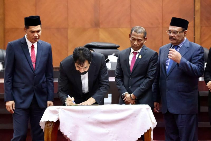 Penandatangan persetujuan antara Pimpinan DPRA dan Gubernur Aceh, Muzakir Manaf, yang disaksikan oleh Sekretaris Daerah Aceh, M Nasir. Foto: Media Center DPR Aceh

Tulisan ini telah tayang di AJNN.net dengan judul 