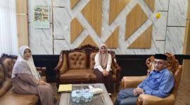 Wakil Ketua Makamah Adat Aceh (MAA) Provinsi Aceh Syech Marhaban menyambut kedatangan rambongan MAA Nagan Raya di lantai dua gedung MAA Jumat 08/08/2025.