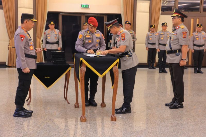 Brigjen Pol Marzuki Ali Basyah resmi menjabat sebagai Kapolda Aceh setelah dilantik oleh Kapolri Jenderal Pol Listyo Sigit Prabowo di Gedung Rupatama Mabes Polri, Jakarta, Selasa, 19 Agustus 2025.